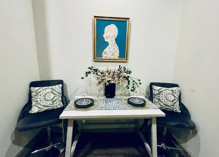 Close To Everything In Downtown King Bed Free Onsite Parking And Wifi
