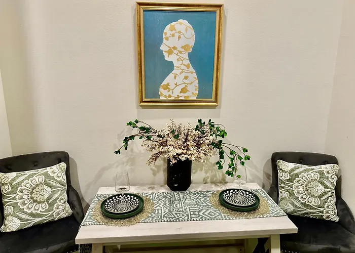 Close To Everything In Downtown King Bed Free Onsite Parking And Wifi