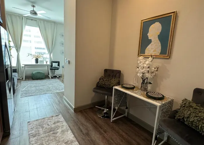 Close To Everything In Downtown King Bed Free Onsite Parking And Wifi
