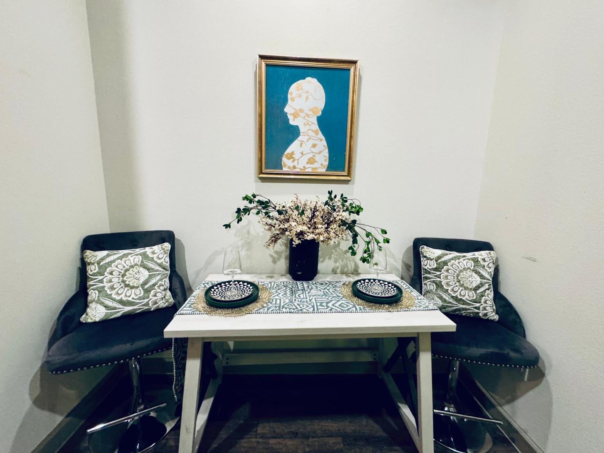 Close To Everything In Downtown King Bed Free Onsite Parking And Wifi Houston