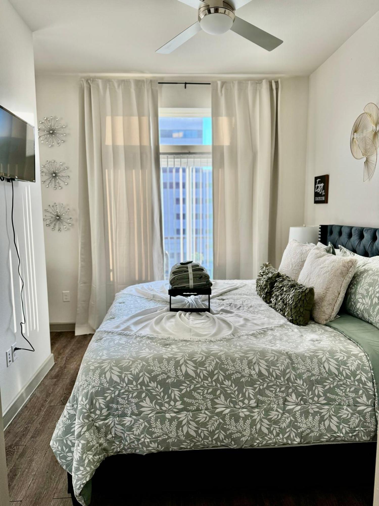 Close To Everything In Downtown King Bed Free Onsite Parking And Wifi Houston