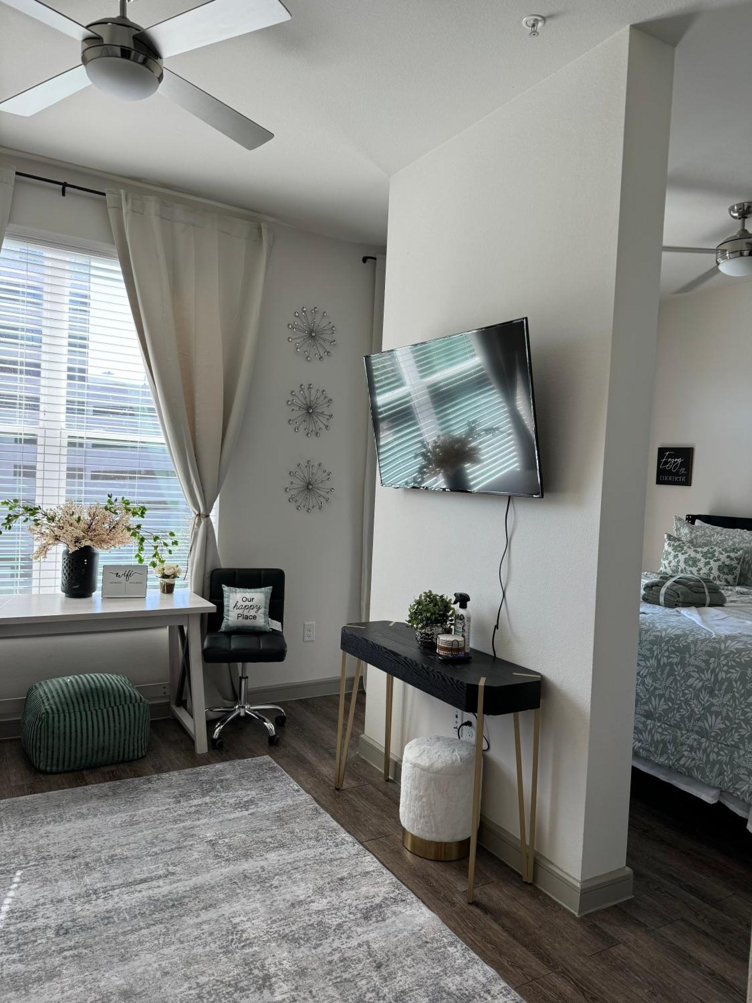 Close To Everything In Downtown King Bed Free Onsite Parking And Wifi Apartment Houston