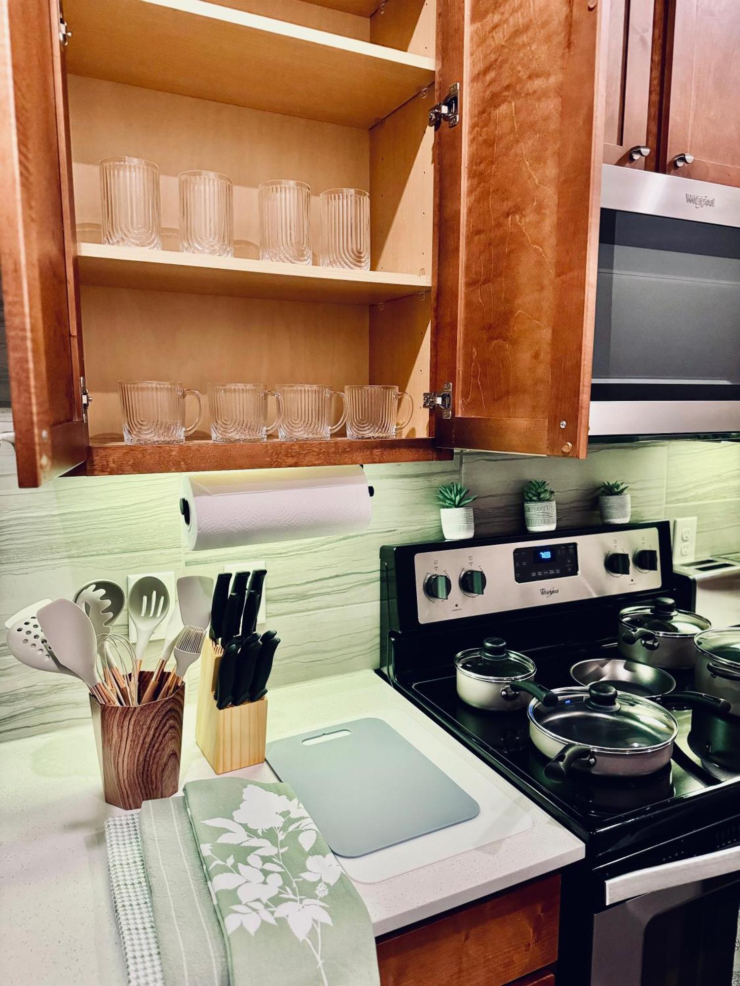Close To Everything In Downtown King Bed Free Onsite Parking And Wifi *