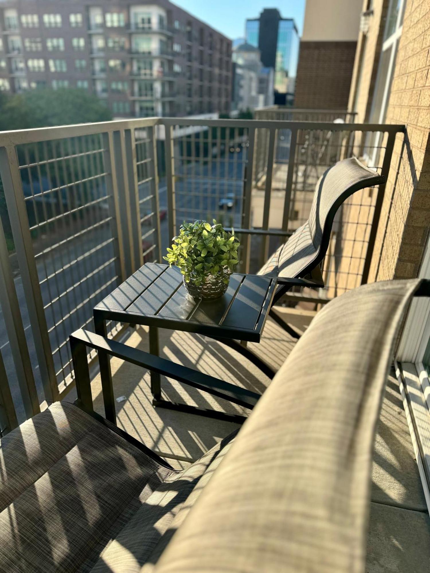 Close To Everything In Downtown King Bed Free Onsite Parking And Wifi Houston