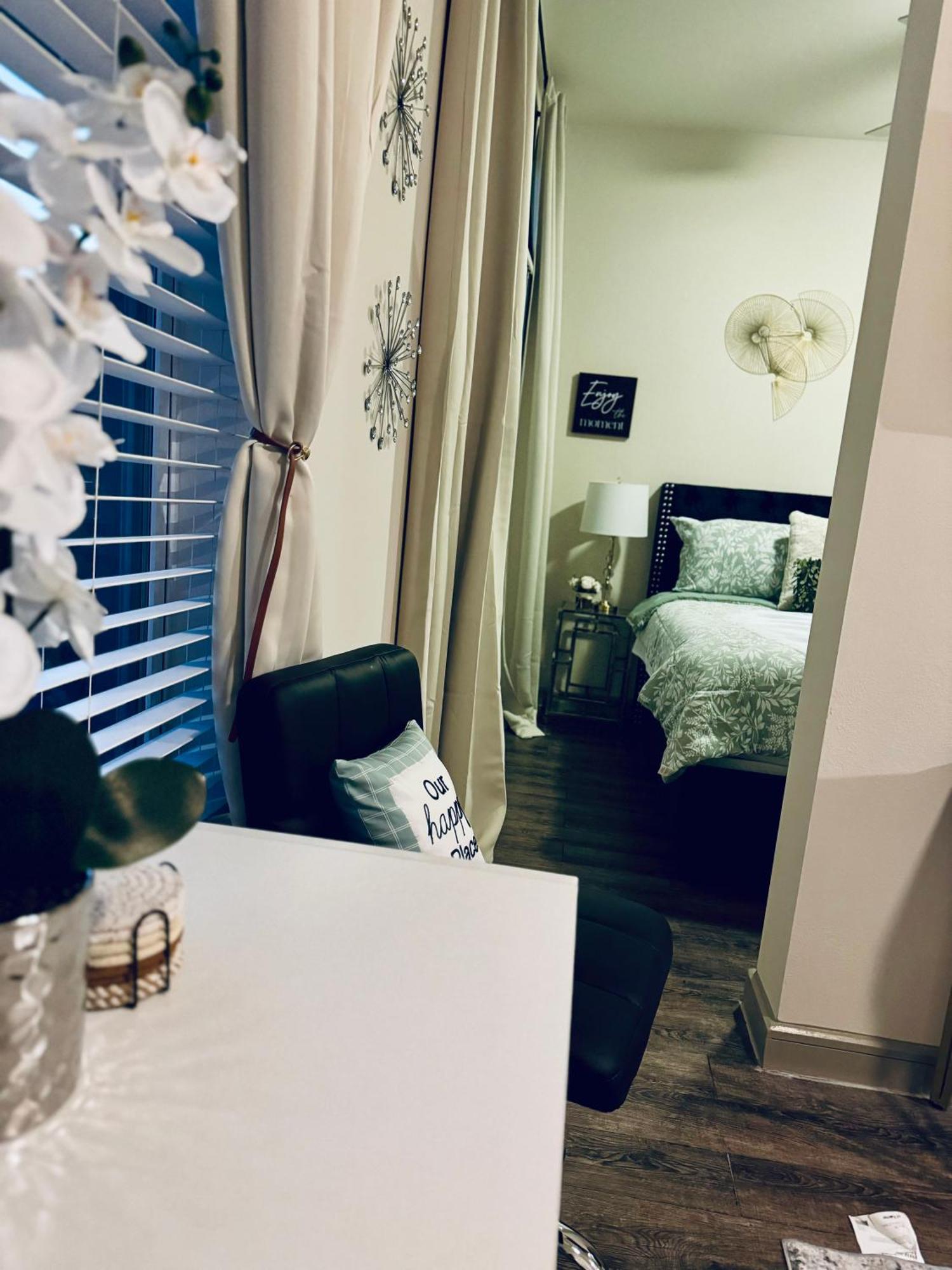 Close To Everything In Downtown King Bed Free Onsite Parking And Wifi Apartment