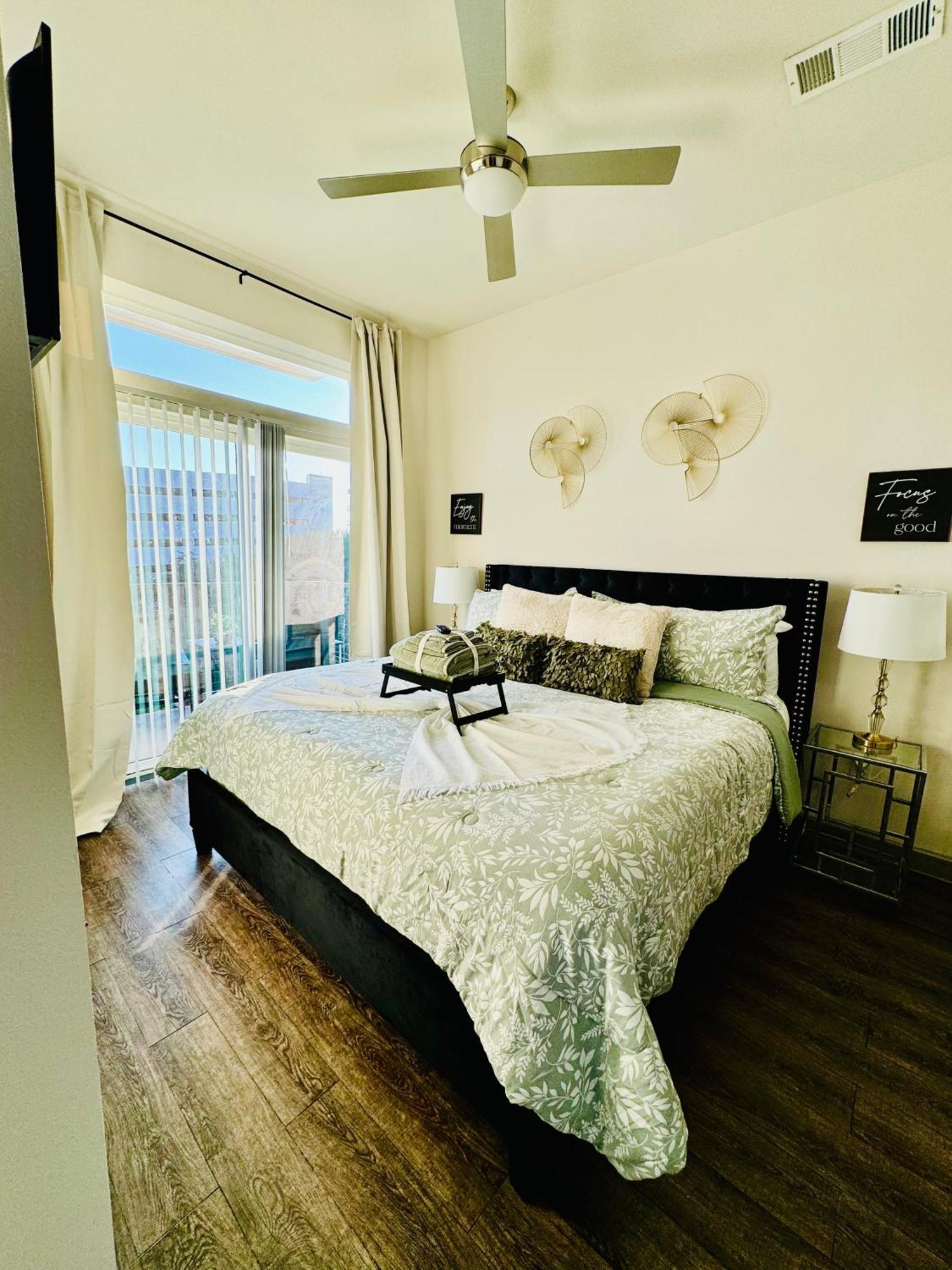 Apartment Close To Everything In Downtown King Bed Free Onsite Parking And Wifi *