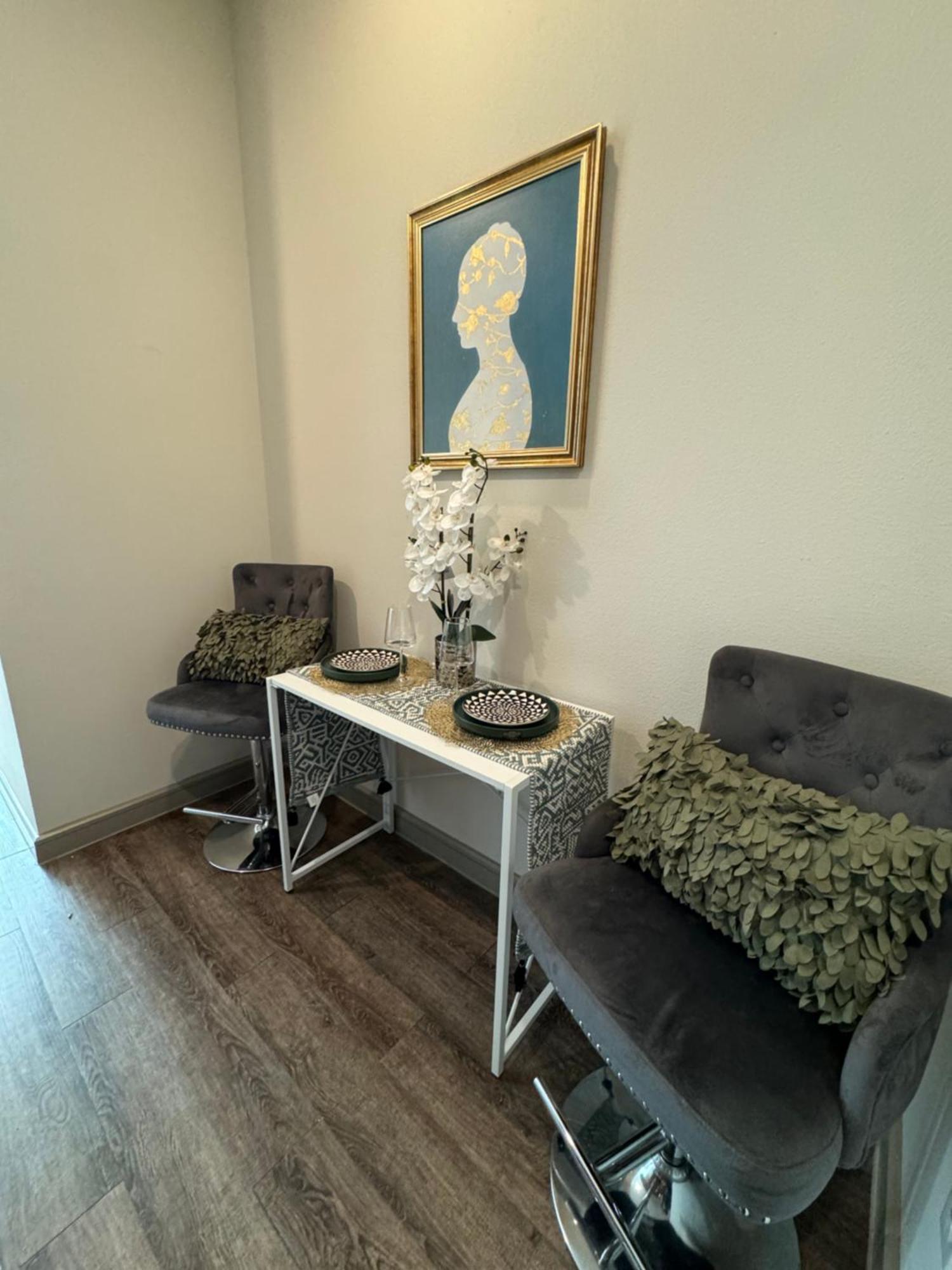 Close To Everything In Downtown King Bed Free Onsite Parking And Wifi * Houston