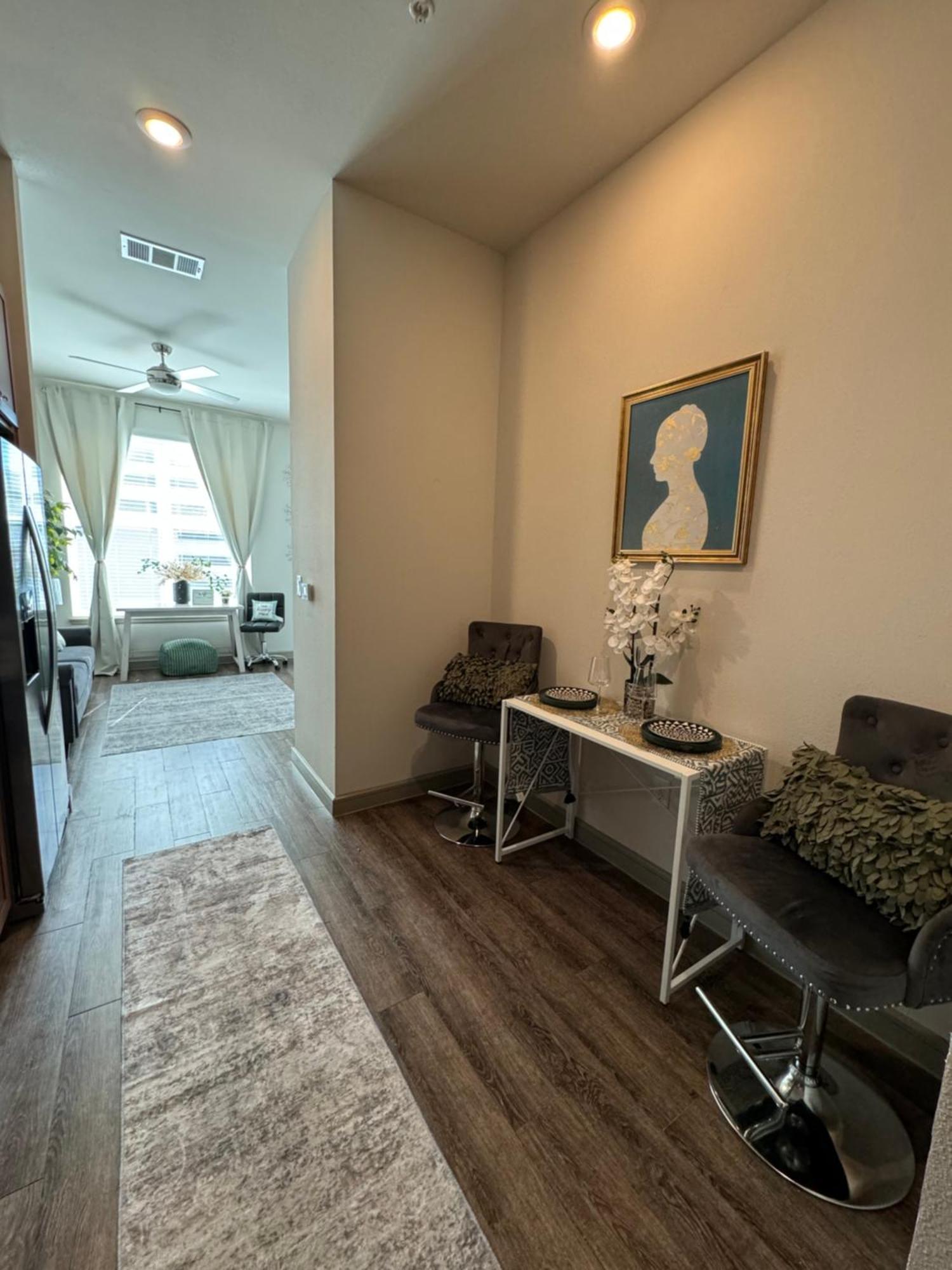 Close To Everything In Downtown King Bed Free Onsite Parking And Wifi Apartment *