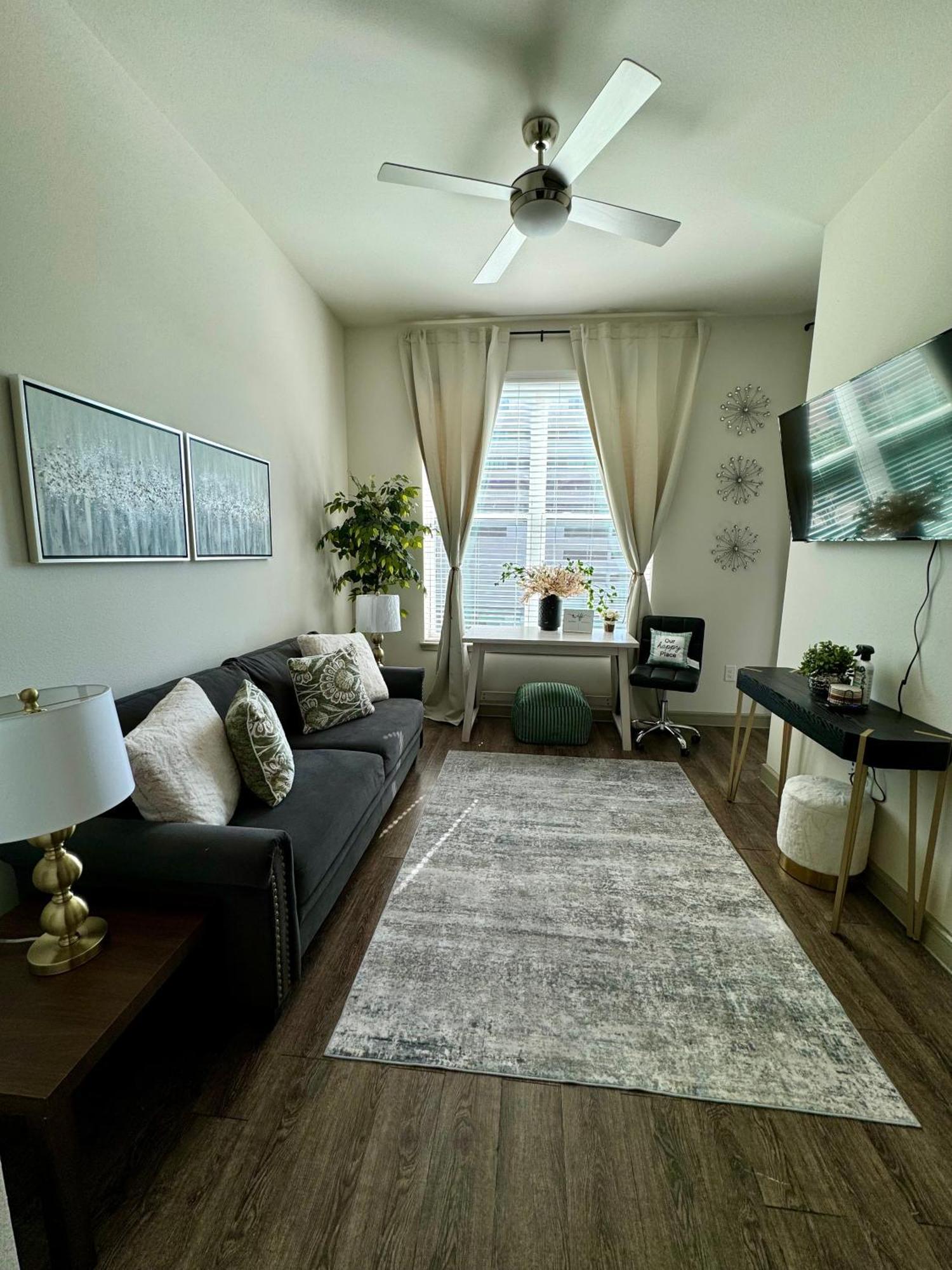 Close To Everything In Downtown King Bed Free Onsite Parking And Wifi * Houston