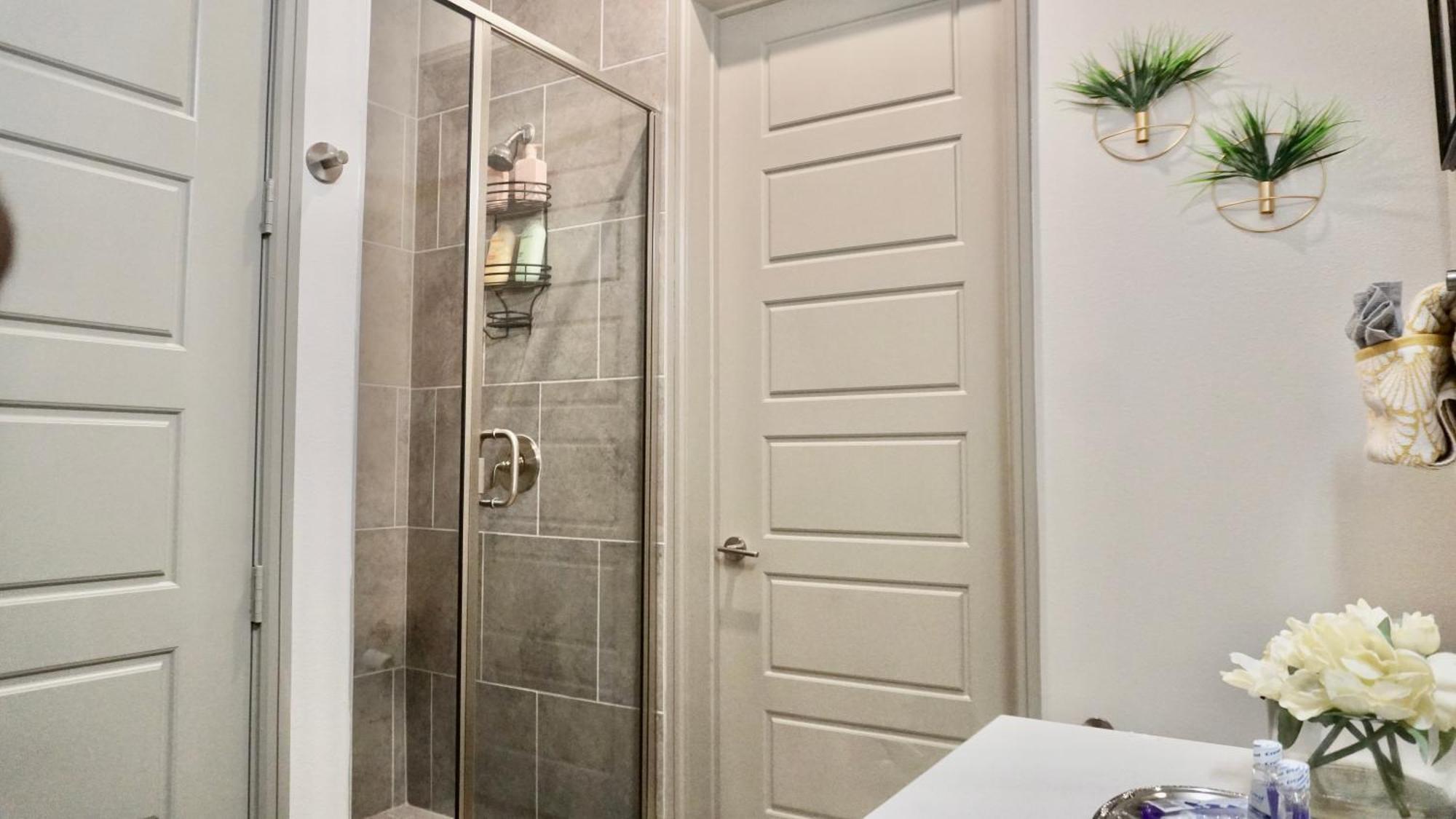 Close To Everything In Downtown King Bed Free Onsite Parking And Wifi