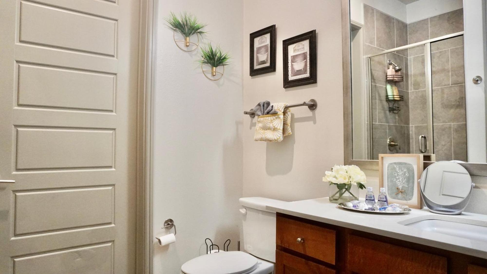 Close To Everything In Downtown King Bed Free Onsite Parking And Wifi Apartment